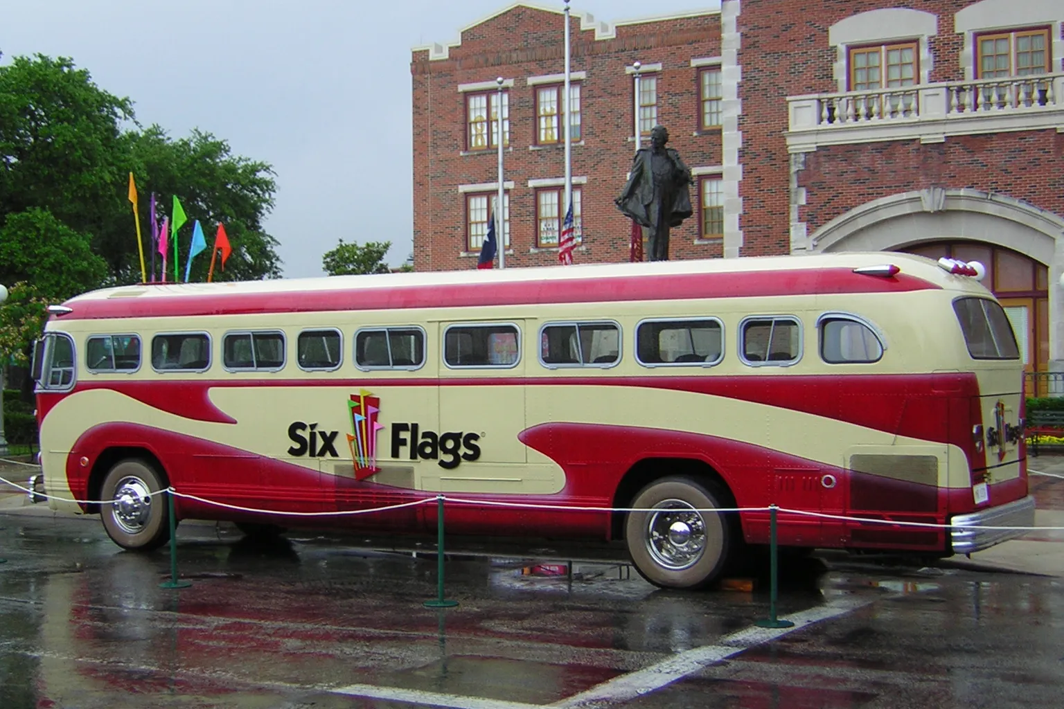 Six Flags Over Texas tickets: a guide to booking and access